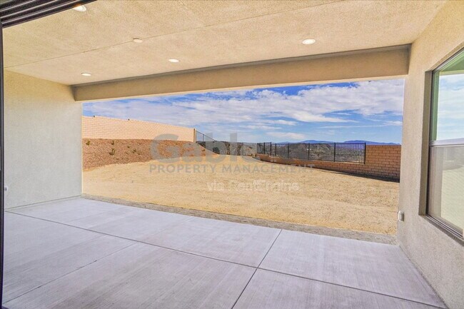 Building Photo - 30000 N Camino los Robles