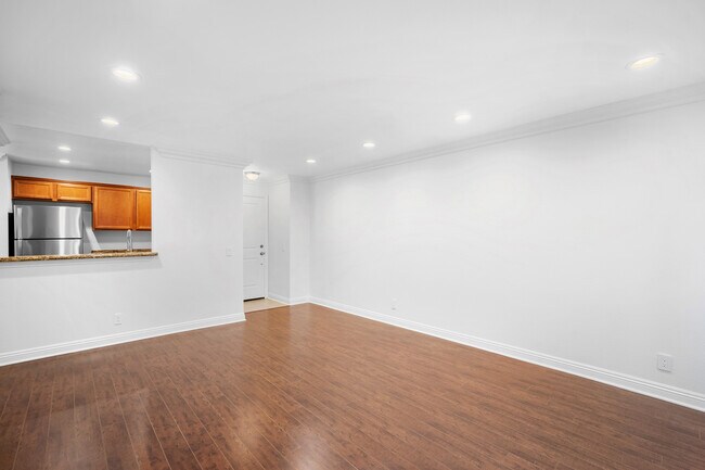 Building Photo - 355 N Maple St
