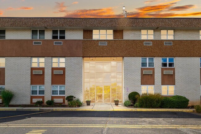 Building Photo - 1111 River Rd