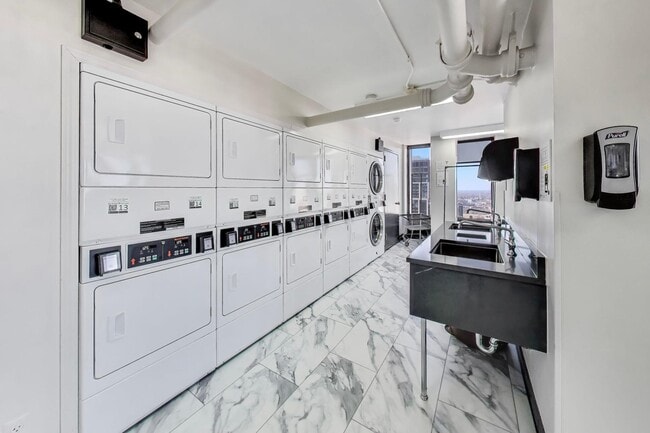 Building Photo - 100 E Walton St