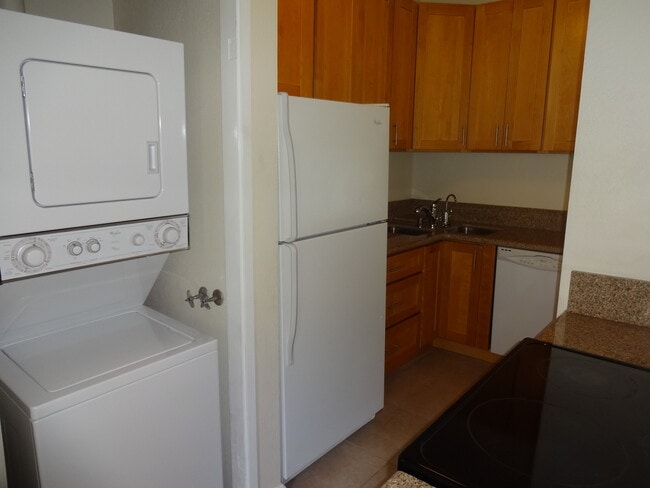 Building Photo - Quiet Mountain View Unit $2,900 2bd, 2ba, 2park; 3rd floor walk up