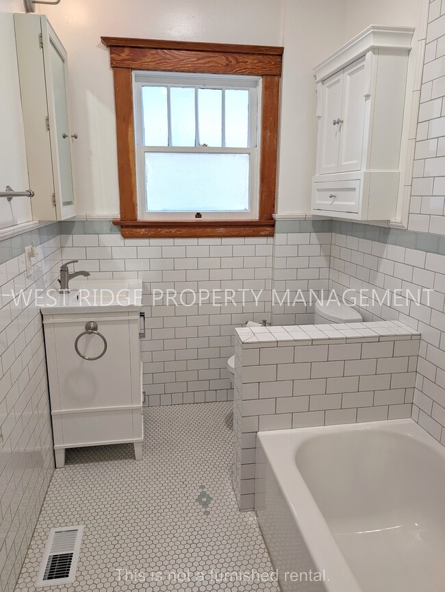 Building Photo - 1526 NE Schuyler St
