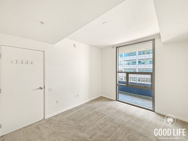 Building Photo - Beautiful 1B/1BA Condo in Downtown Near Petco Park W/ Views, A/C, W/D, Balcony, Rooftop Deck & Gym!