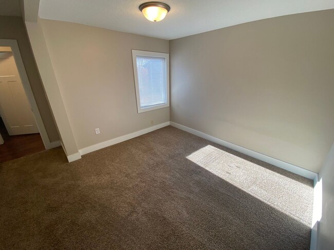 Building Photo - 4 Bedroom Home just 3 minutes from downtown!