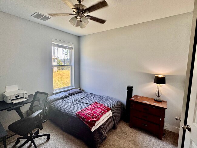 Building Photo - 300 Foxtail Wy