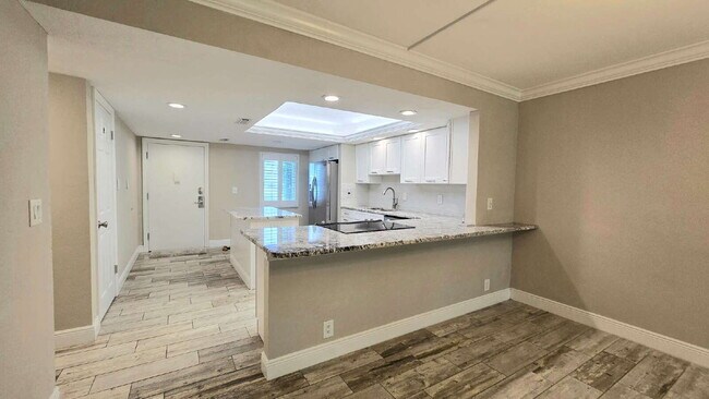 Building Photo - 2244 Winkler Ave