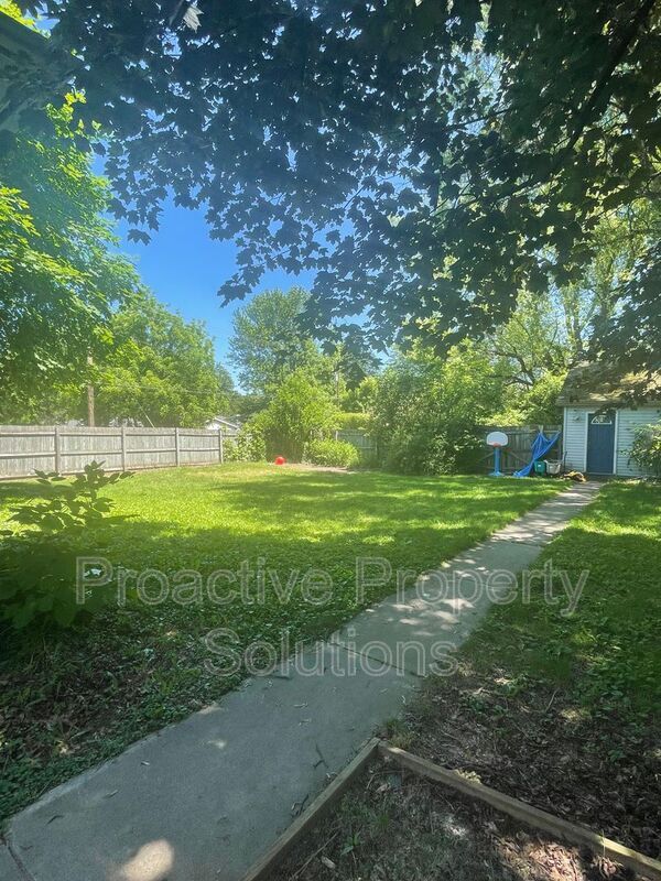 Building Photo - 528 Lindbergh Avenue