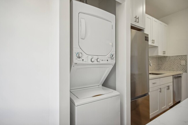 Closet with an in-unit washer and dryer - 2605 Haste Street