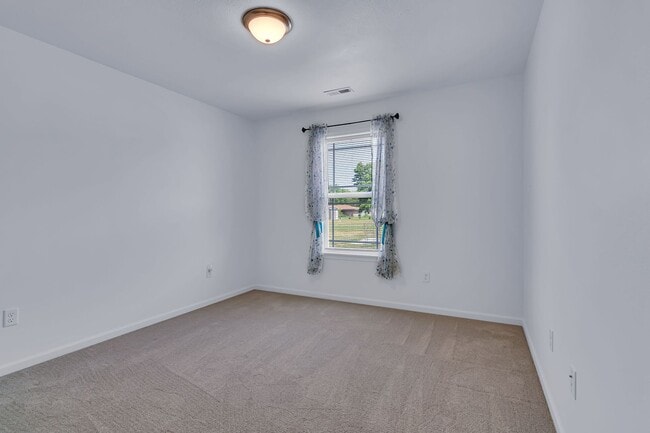 Building Photo - 3 bedroom 2 bath 2 Car Garage with fenced yard  for rent, Hollister, MO