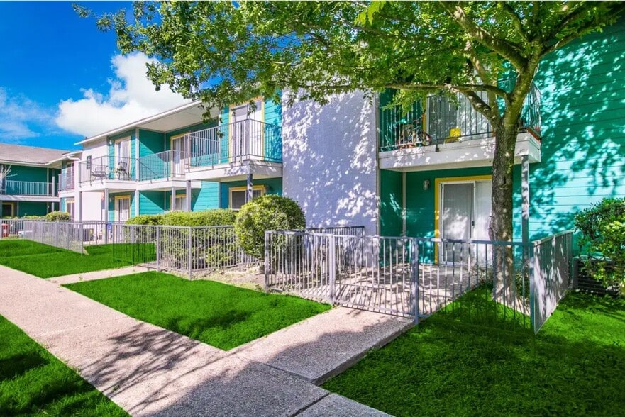 Building Photo - 2101 W Anderson Ln.