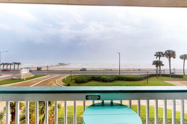 Ocean front patio view of beach and fishing pier w/bar and snacks - 6102 Seawall Blvd