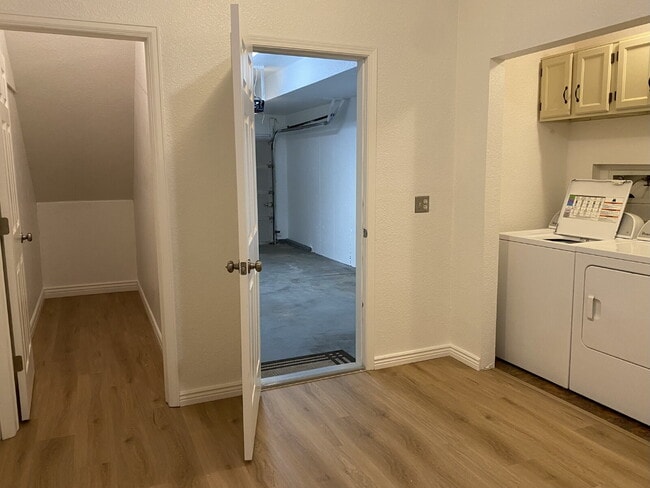 Building Photo - Beautifully updated townhome near Cherry C...