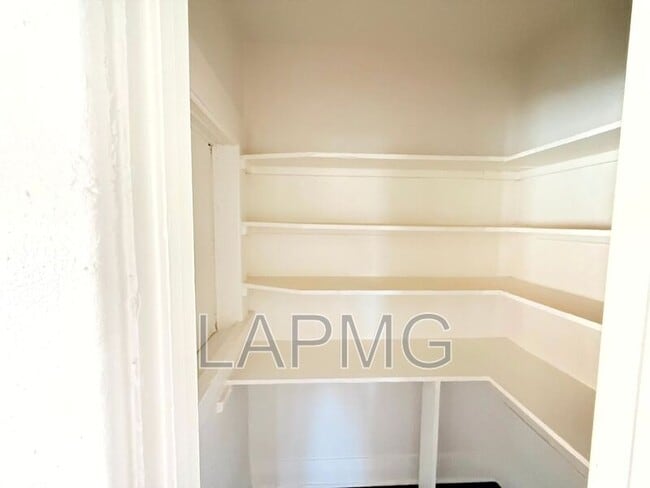 Building Photo - 1910.5 Daly St