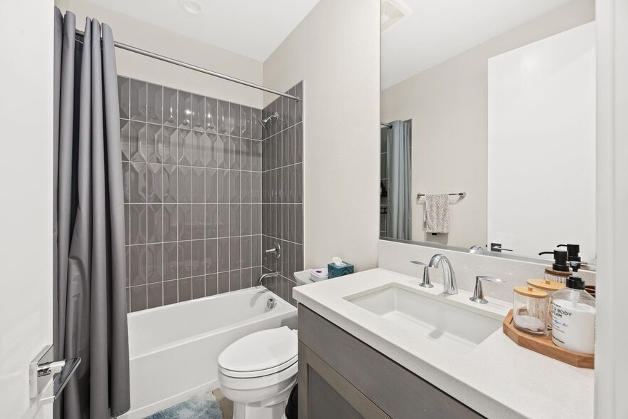 Building Photo - 478 Sycamore Dr