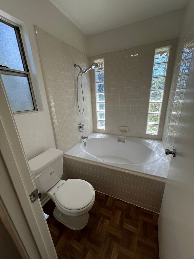 Building Photo - Mission Oaks Single Story!