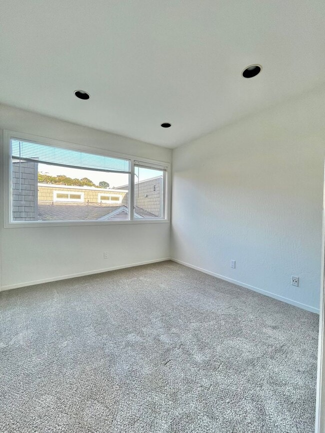 Building Photo - New-2Bed/1Bath With Bay Views and Walk to ...