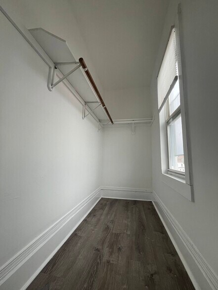 Building Photo - 8 Benefit Ter