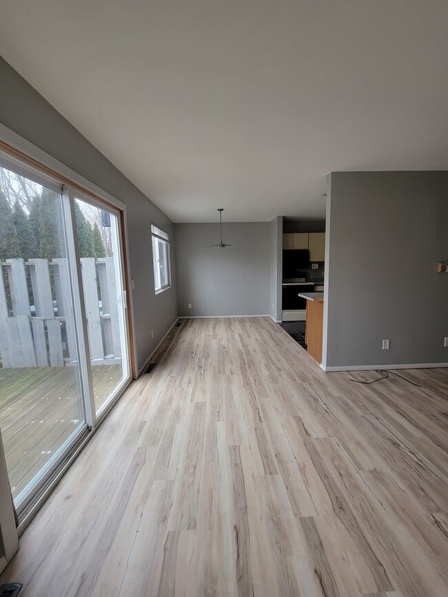 Building Photo - 2bed/1.5bath Condo near Robeson Elementary