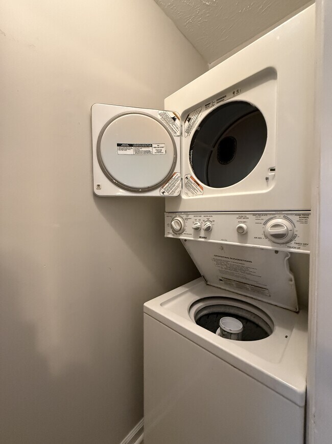 Building Photo - 979 Stewarts Creek Dr