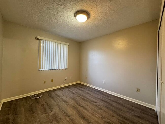 Building Photo - 3/2 in Townhomes West