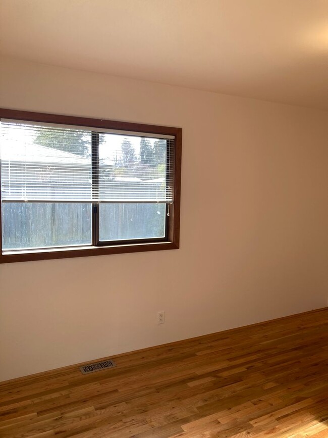 Building Photo - Spacious 4 Bedroom 2 Bath House NW Corvallis