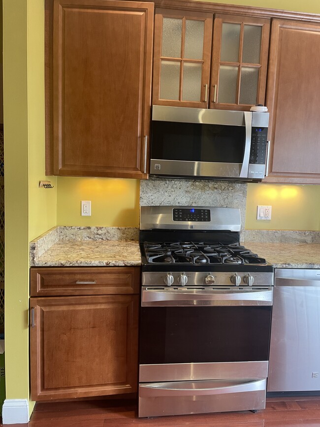 Kitchen - 400 Eldert Ln