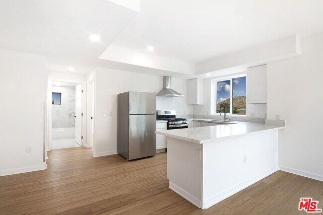 Building Photo - 321 S Fickett St
