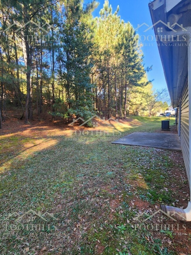 Building Photo - 305 Green Forest Dr