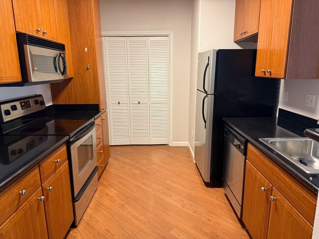 Building Photo - Beautiful 2 Bedroom 2 Bath Condo in the De...