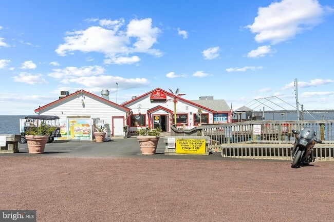 Building Photo - 6117 Riverview Dr