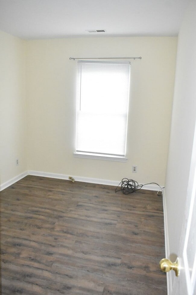 Building Photo - A Great Fairview Commons Townhome!