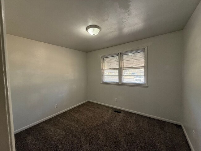 Building Photo - 4 bedroom, 2 bath House