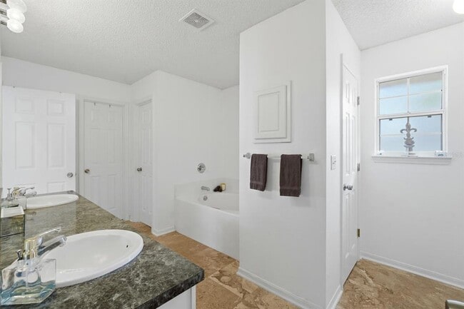 Building Photo - 6 Reybury Ln