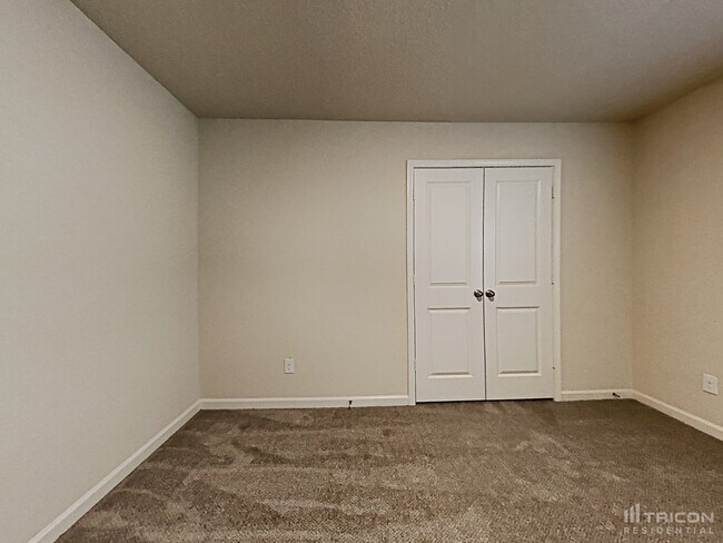 Building Photo - 806 Golden Bell Wy