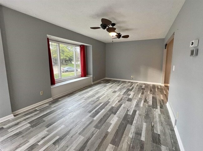 Building Photo - Spacious Tri-Level Home With Modern Upgrad...