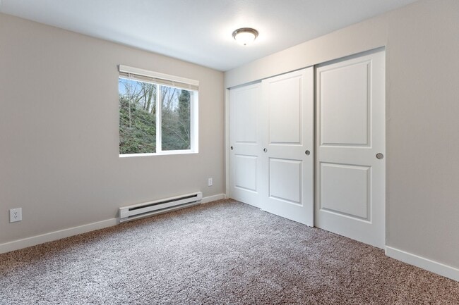 Building Photo - Large Two Bedroom Two Bath with Creek View! Comes with Washer & Dryer! One month free!