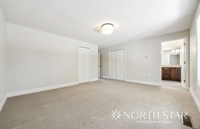 Building Photo - One Level Living in Lake Oswego