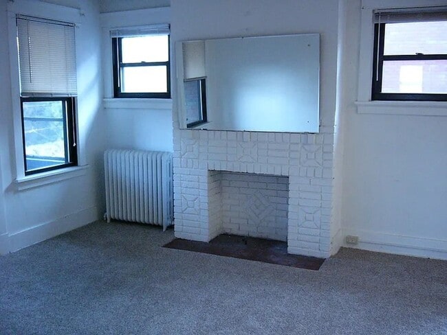 Building Photo - Three bedroom home with laundry
