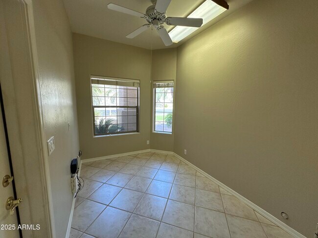 Building Photo - 2053 E Clubhouse Dr