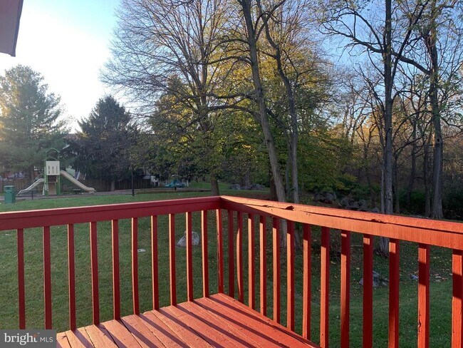 Building Photo - 1658 Colonial Way
