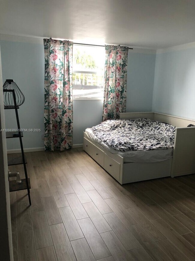 Building Photo - 1913 S Ocean Dr