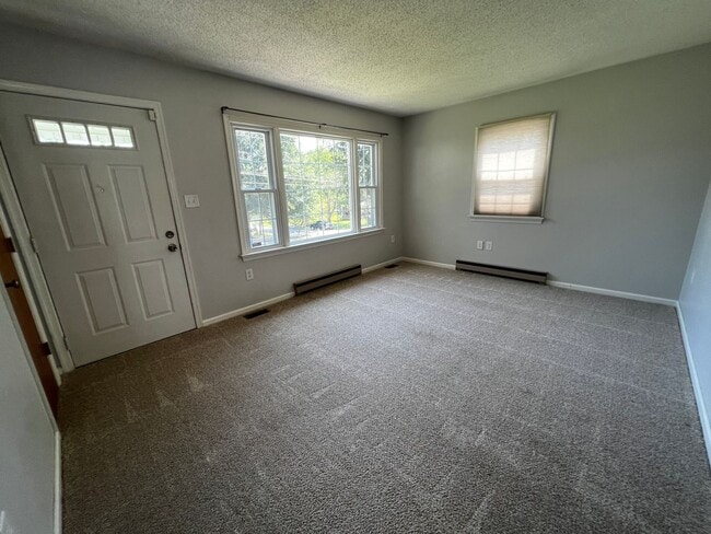 Building Photo - 3-Bed 2-Bath in Town with 3-Car Garage!