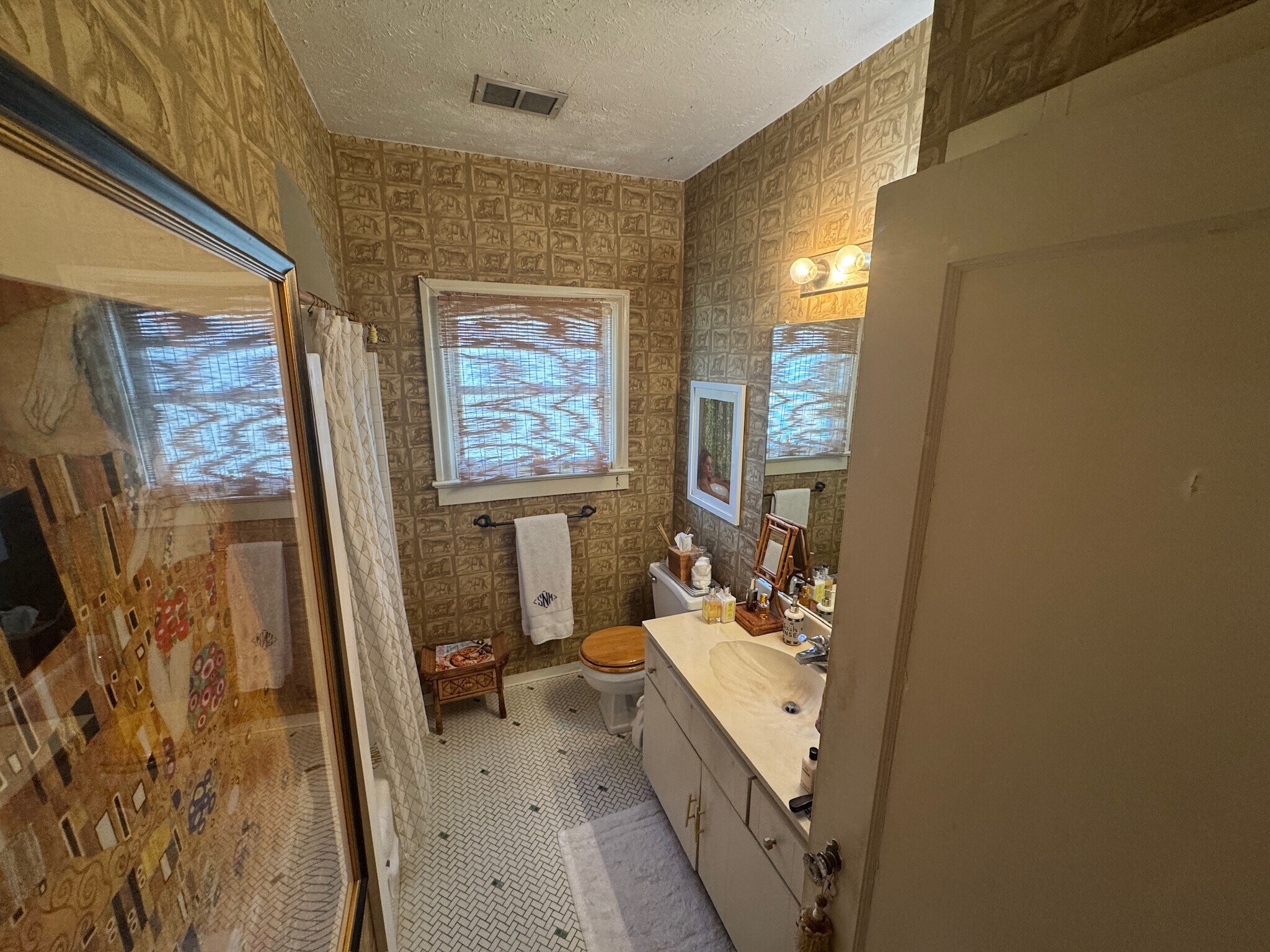Bathroom w/ Tub/Shower - 4006 Hawthorne Ave