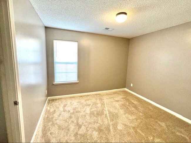 Building Photo - Now Leasing a 3 Bedroom 2 Bath Home in Sou...