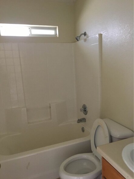 Building Photo - 1096 Squire Dr