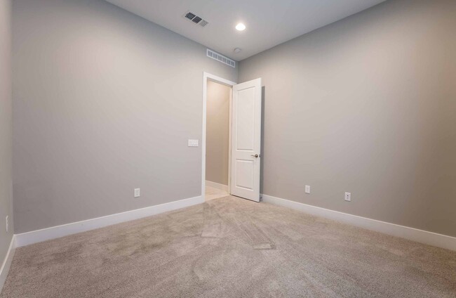 Building Photo - Stunning 3 Bedroom One Story home in Summe...