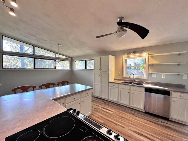 Building Photo - 7102 Woodhue Ln