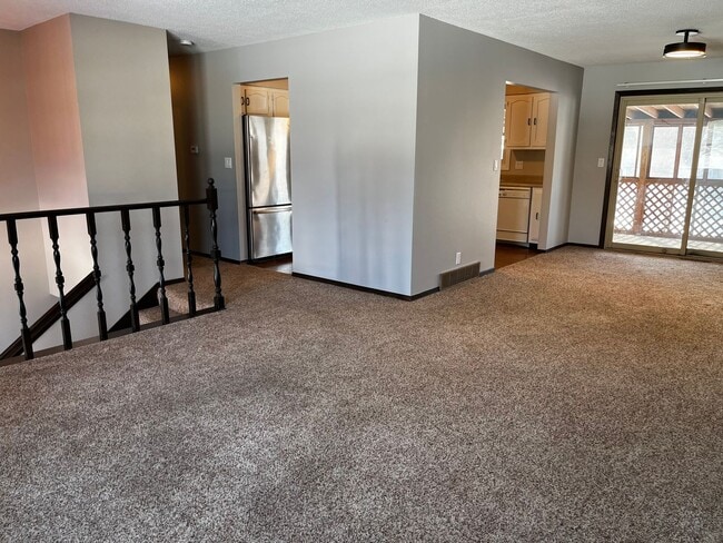 Building Photo - 3 Bed/3 Bath with Fenced in Yard!