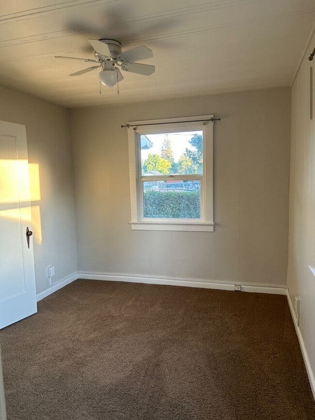 Building Photo - Cute Country Cottage 1 bedroom 1 bath