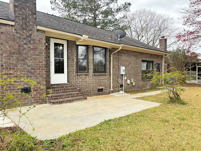 Building Photo - Available now. Freshly renovated! 4/3 Home...